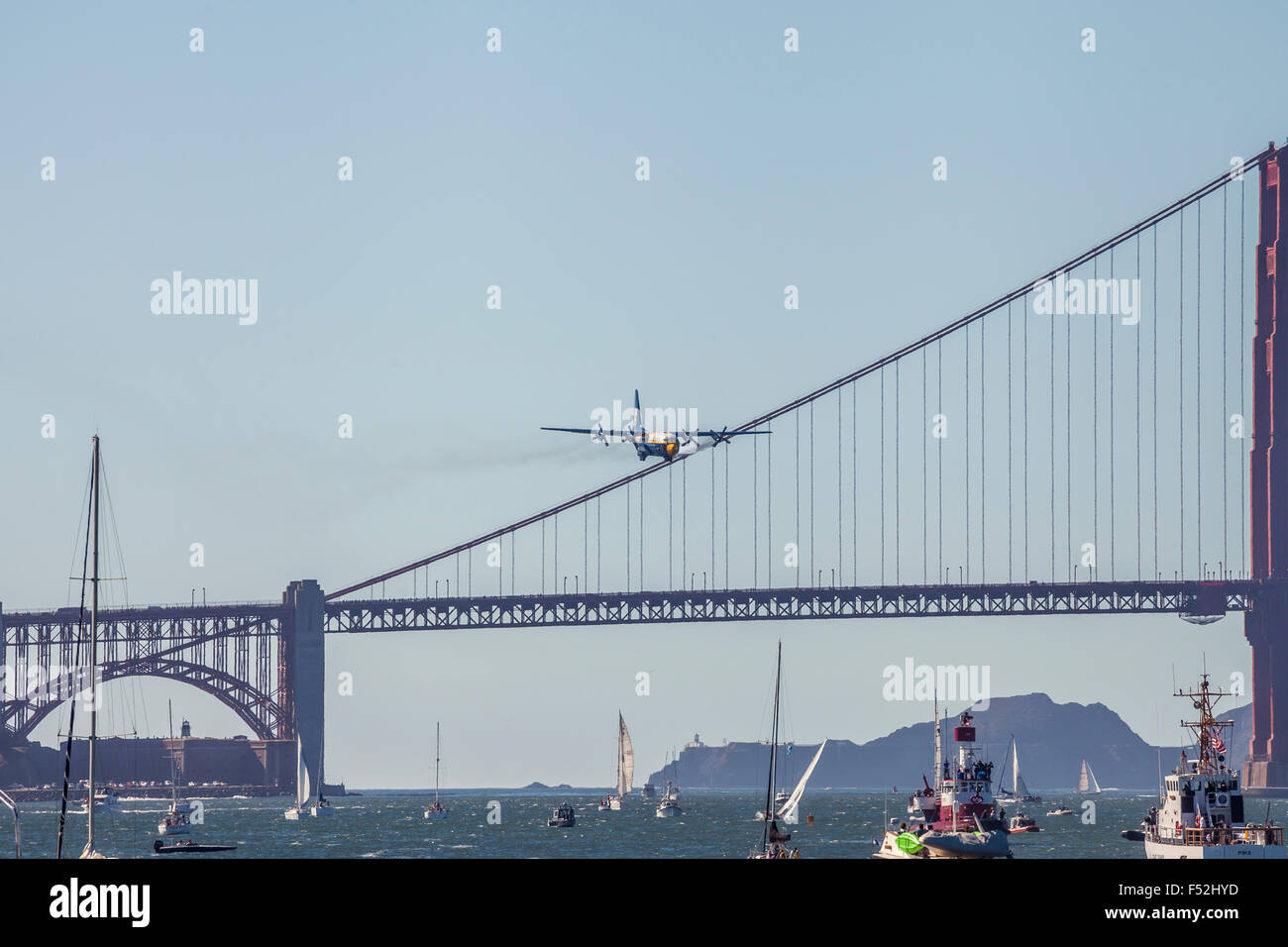 US Marine Corps C-130T Hercules soprannominato Fat Albert volare sopra il Golden Gate Bridge di San Francisco, California, Stati Uniti d'America Foto Stock