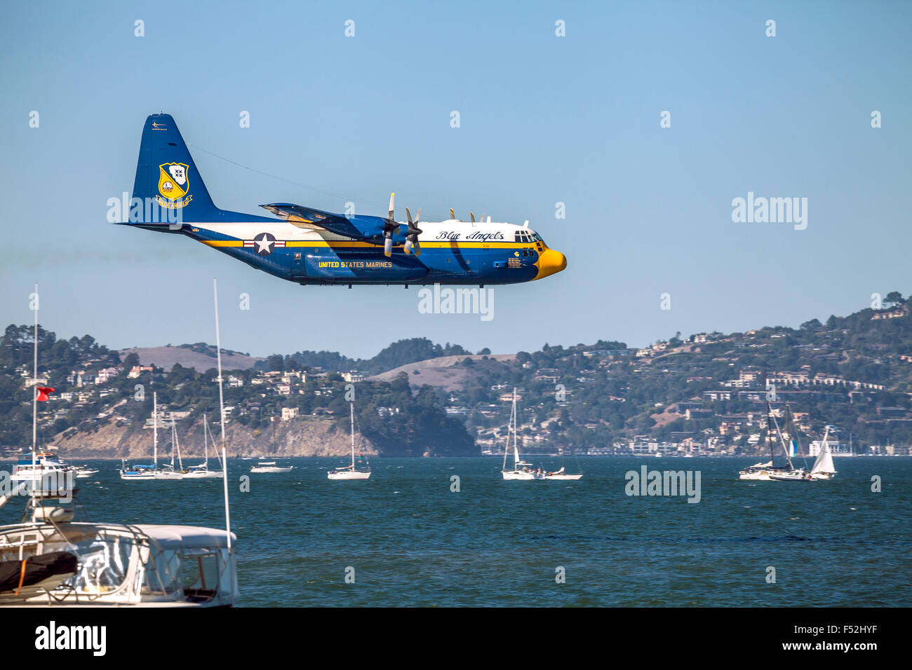 US Marine Corps C-130T Hercules soprannominato Fat Albert volando sopra la baia di San Francisco, Fleet Week 2015, San Francisco, California Foto Stock