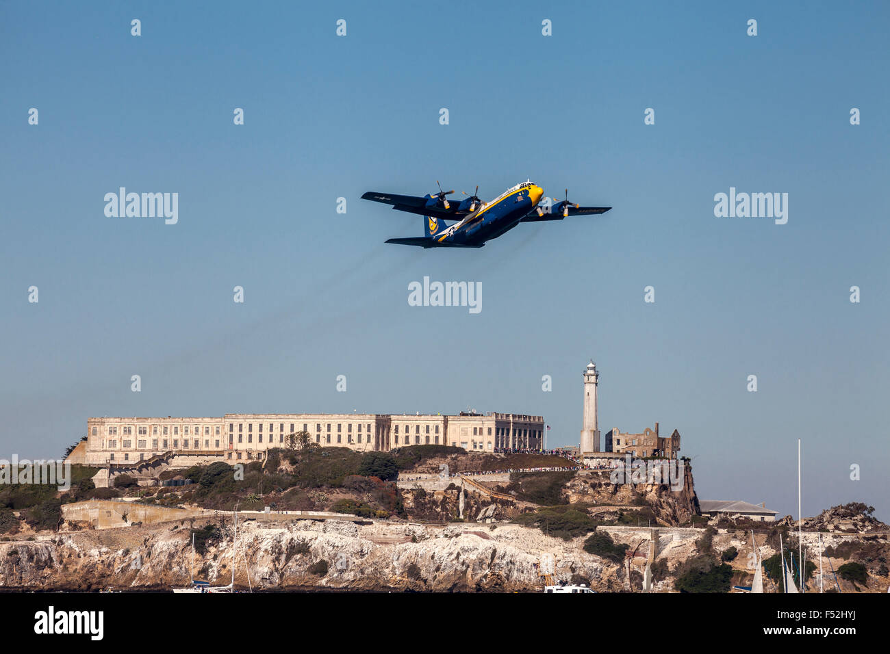 US Marine Corps C-130T Hercules soprannominato Fat Albert battenti oltre Alcatraz durante la settimana della flotta 2015, San Francisco, California, Stati Uniti d'America Foto Stock