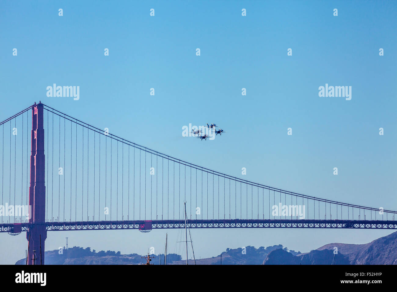 Blue Angels F/A-18 Hornet velivoli di eseguire la formazione di volo sopra il Golden Gate Bridge di San Francisco, California, Stati Uniti d'America Foto Stock