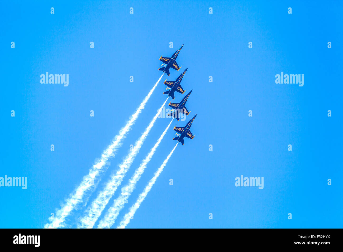 Blue Angels F/A-18 Hornet velivoli di eseguire la formazione di volo, San Francisco, California, Stati Uniti d'America Foto Stock