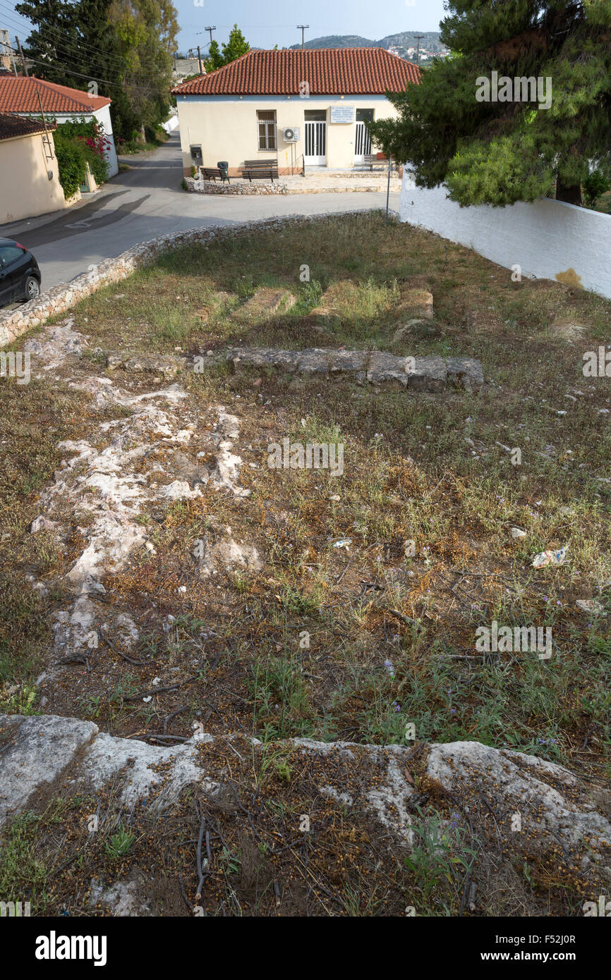 Le rovine di un antico tempio eventualmente sito dedicato al dio greco Apollo nel villaggio di Lefkakia, Grecia. Foto Stock