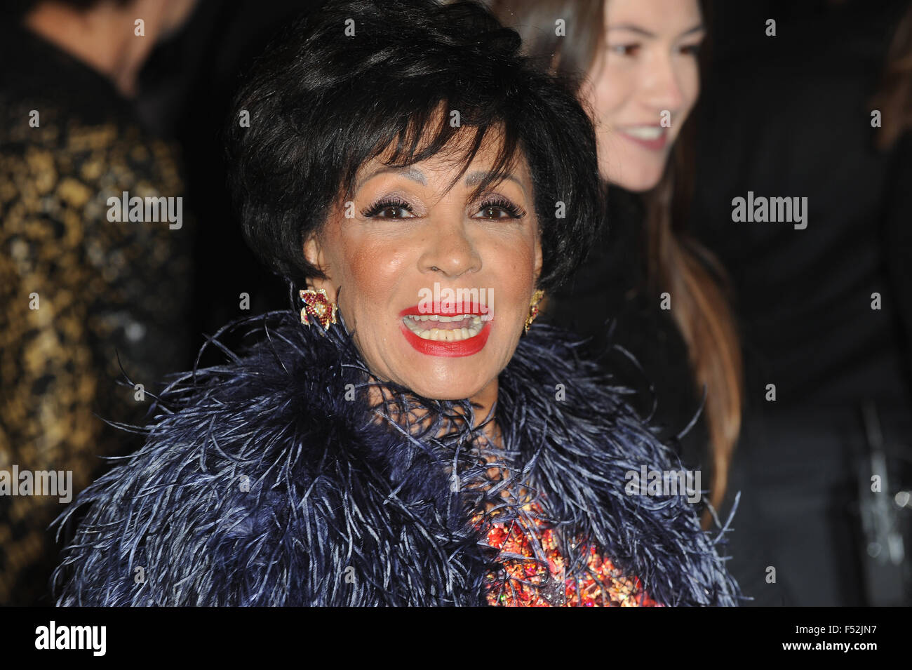 Londra, Regno Unito. 26 ott 2015. Shirley Bassey assiste il Royal Premiere mondiale di 'Spectre' alla Royal Albert Hall. Credito: Ferdaus Shamim/ZUMA filo/Alamy Live News Foto Stock