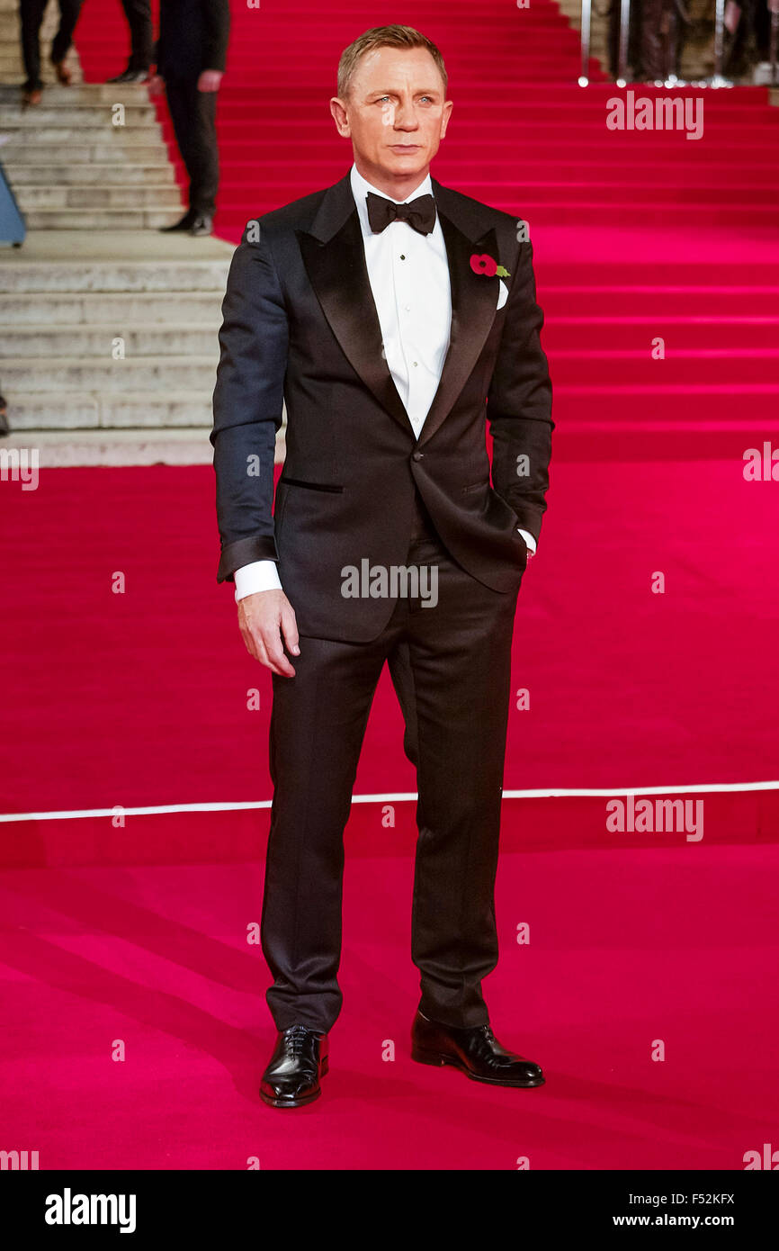 Londra, Regno Unito. 26 ott 2015. Daniel Craig arriva sul tappeto rosso per la l'CBTF Royal Film Performance 2015: La prima mondiale di spettro su 26/10/2015 presso la Royal Albert Hall di Londra. Credito: Julie Edwards/Alamy Live News Foto Stock