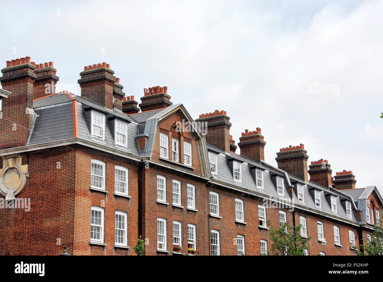 Tipico di camini sul case britanniche in Londra England Regno Unito Regno Unito Foto Stock