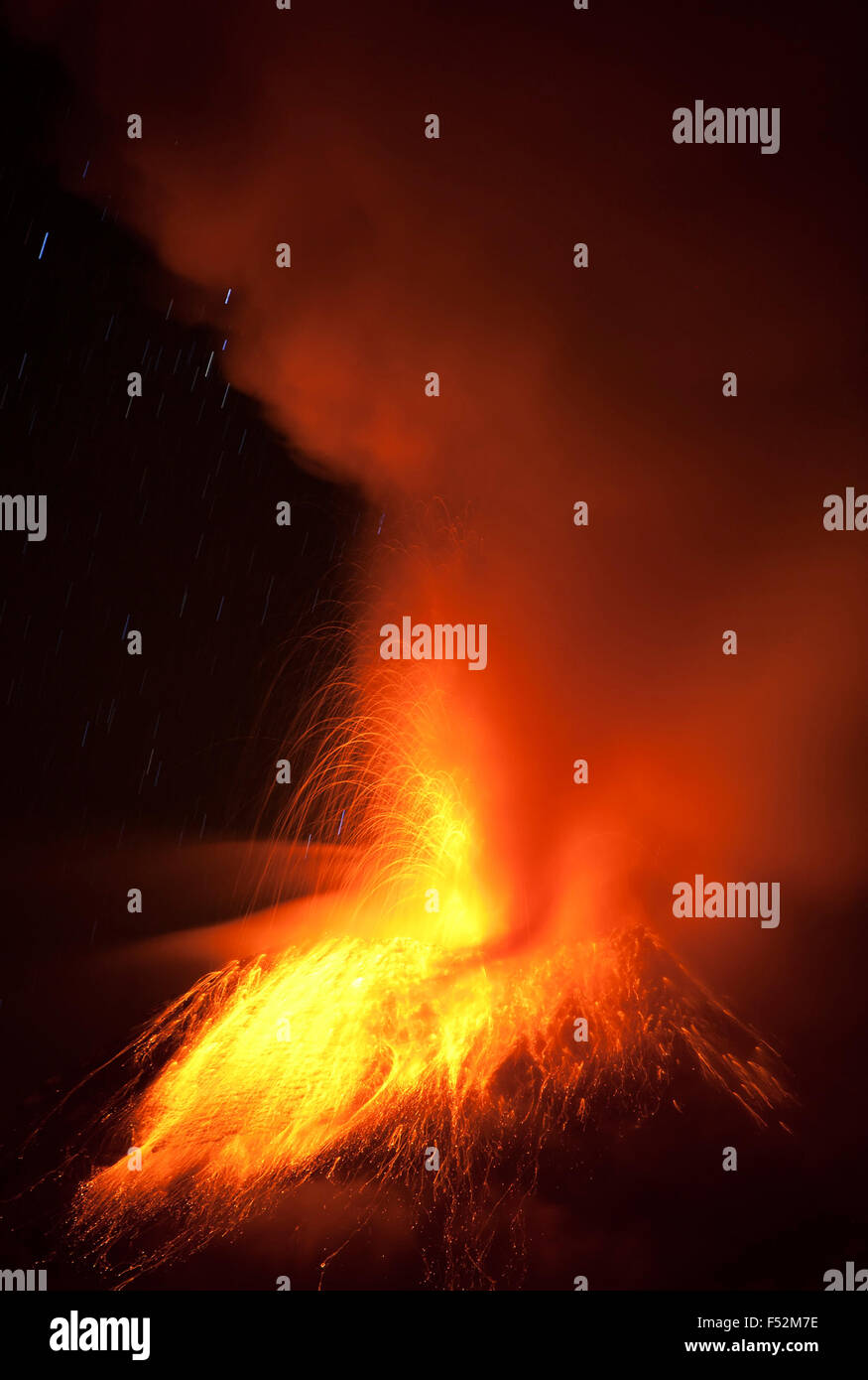 Vulcano Tungurahua eruzione 28 11 2010 ecuador america del sud alle 2 del mattino ora locale Foto Stock