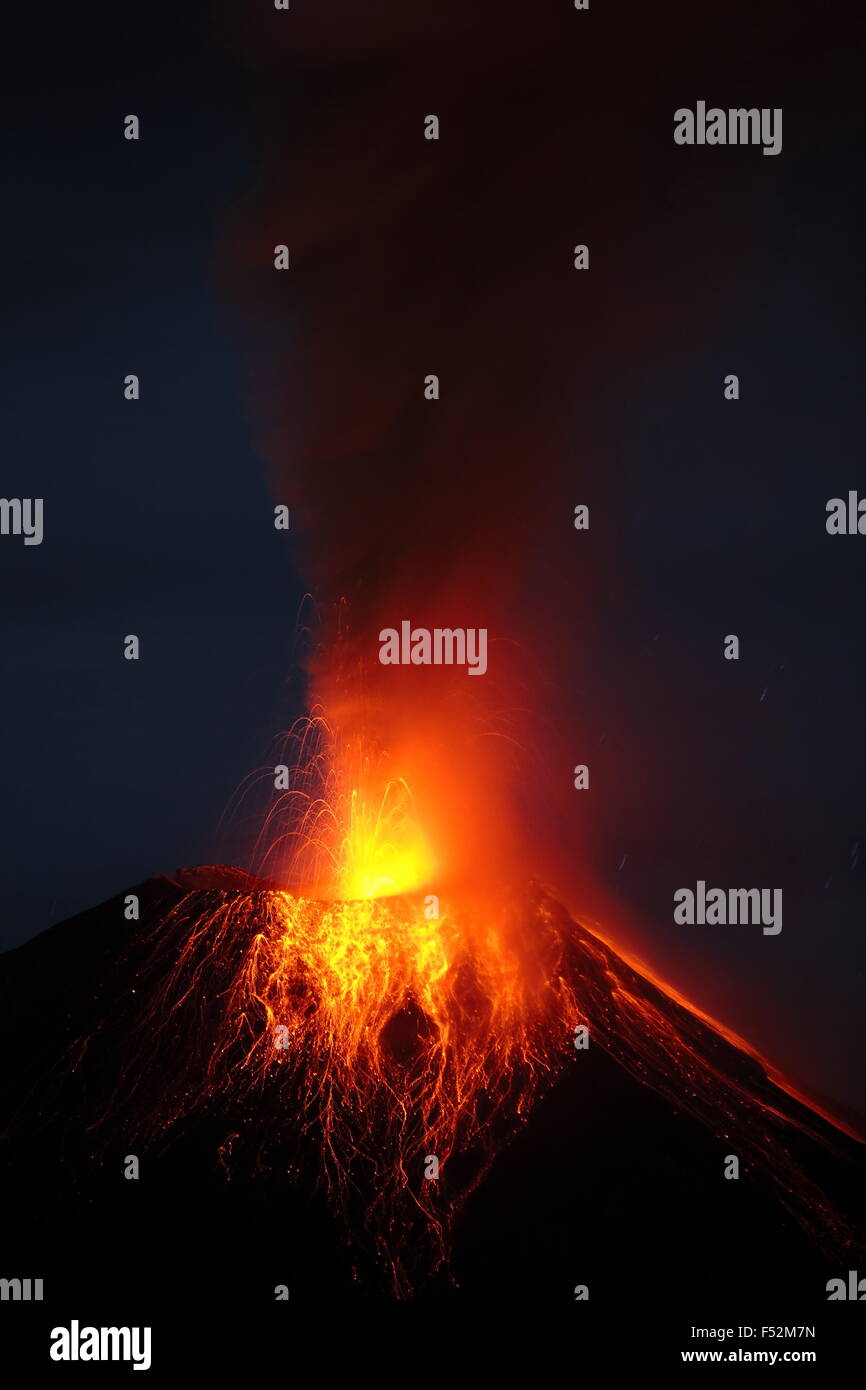 Vulcano Tungurahua eruzione 29 11 2010 ecuador america del sud alle 4 del mattino ora locale Foto Stock