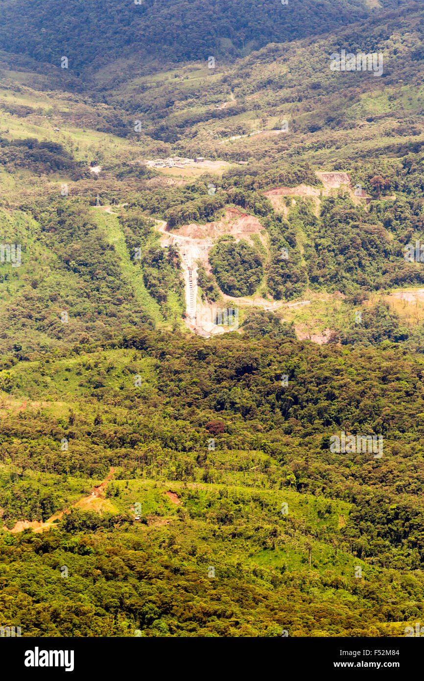 Ripresa aerea della Metropolitana Centrale Elettrica nel profondo le Ande ecuadoriane Mountain Foto Stock