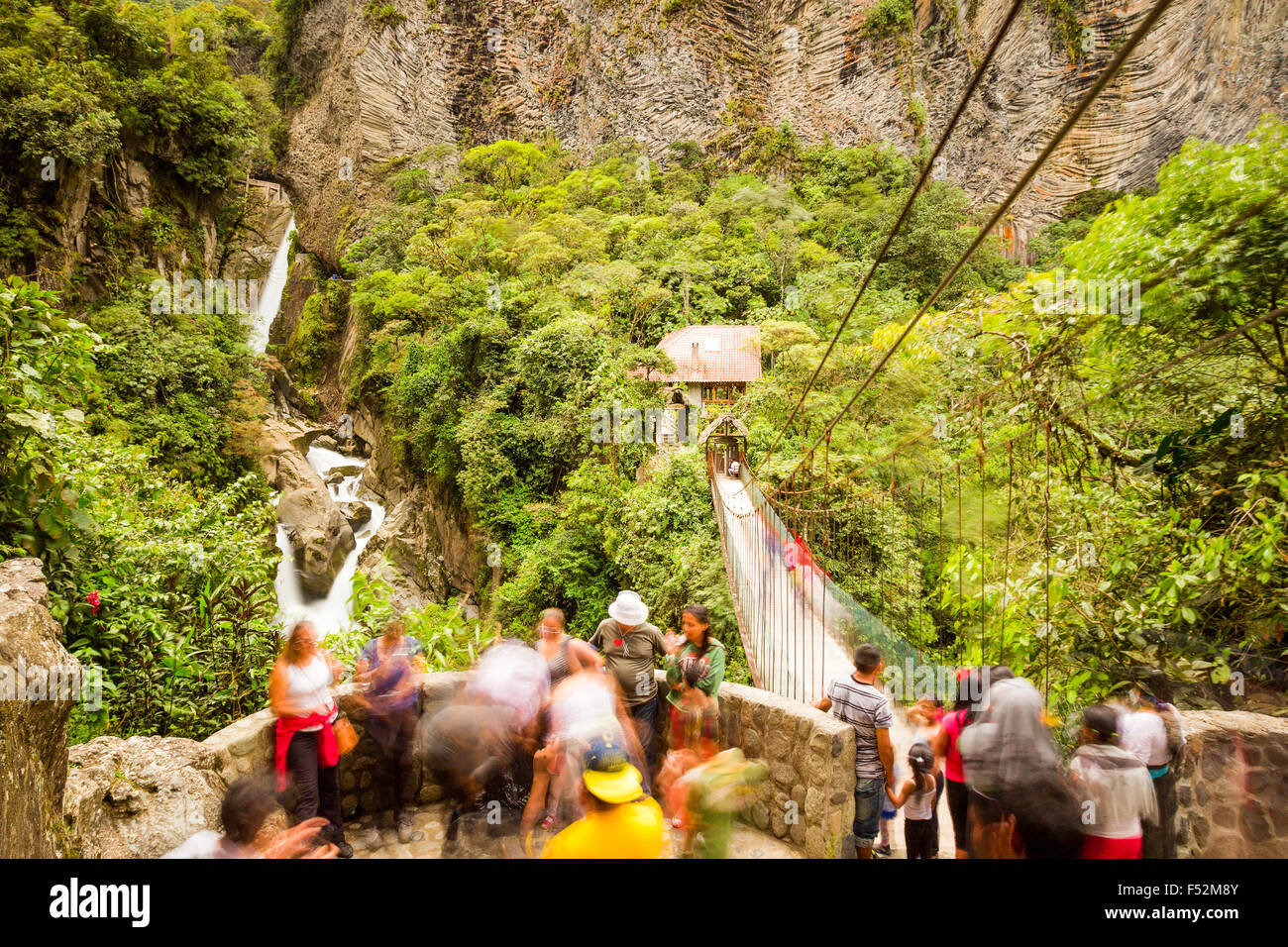 Pailon Del Diablo cascata e osservazione balcone pieno di turisti con esposizione lunga Foto Stock
