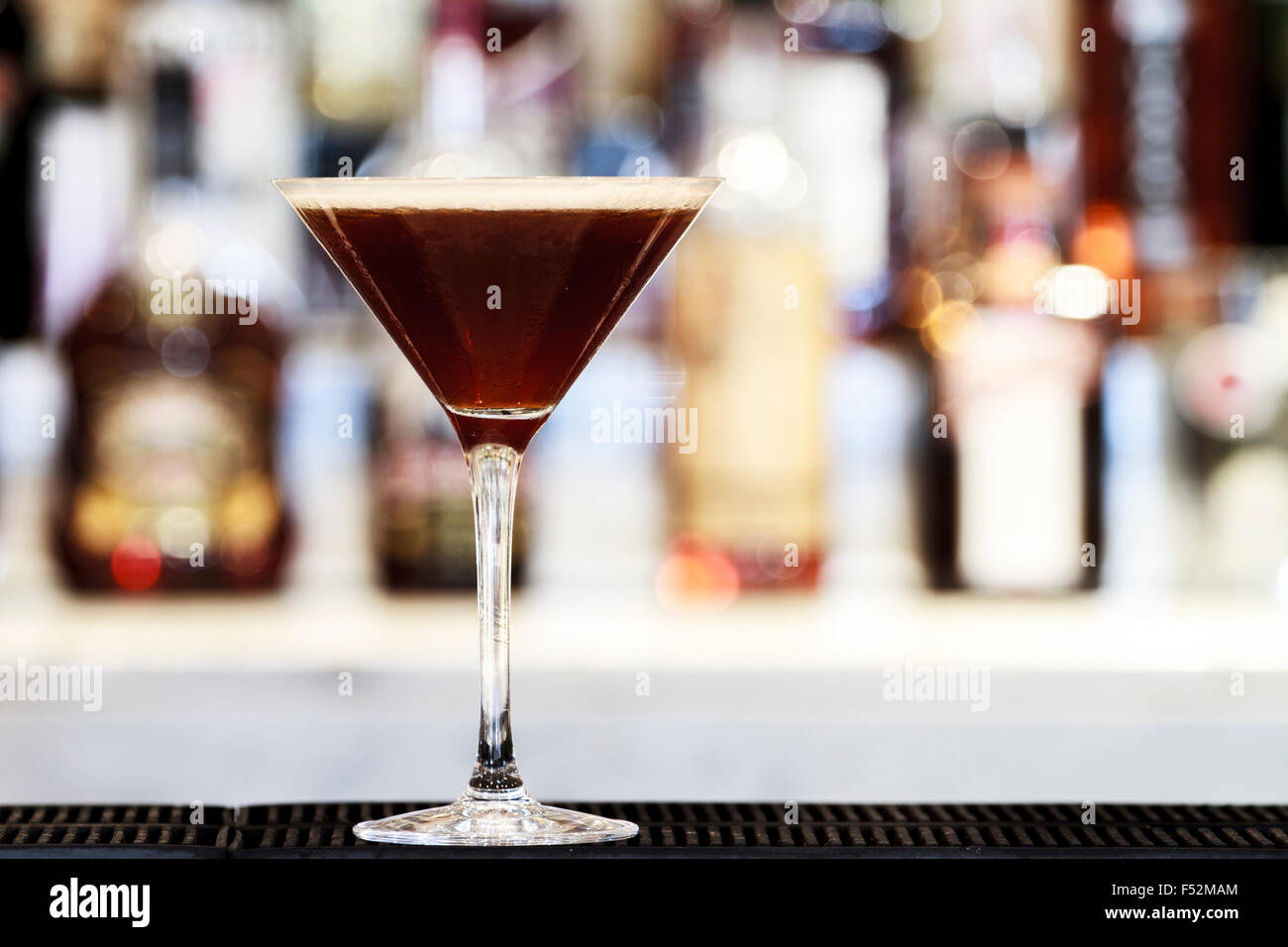 L'Espresso Martini cocktail sul bar top Foto Stock