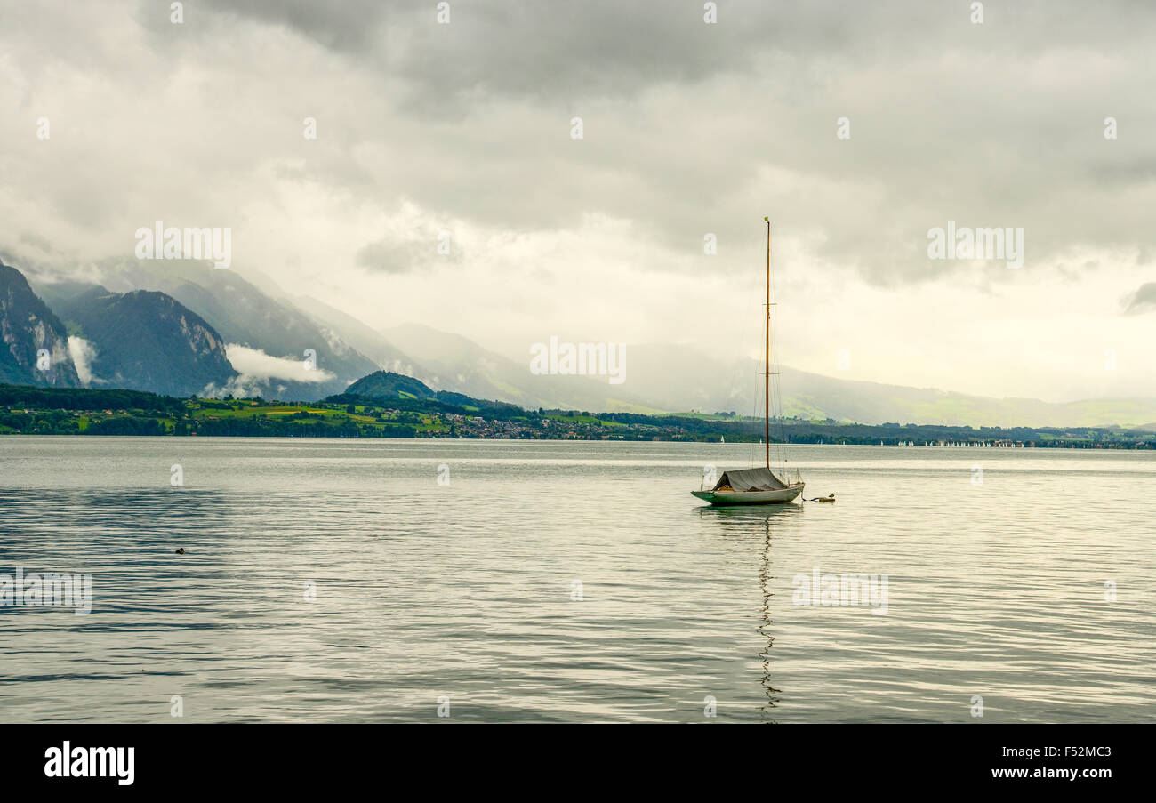 Momento dopo il tramonto con nebbia nube e una pacifica acqua del lago Foto Stock