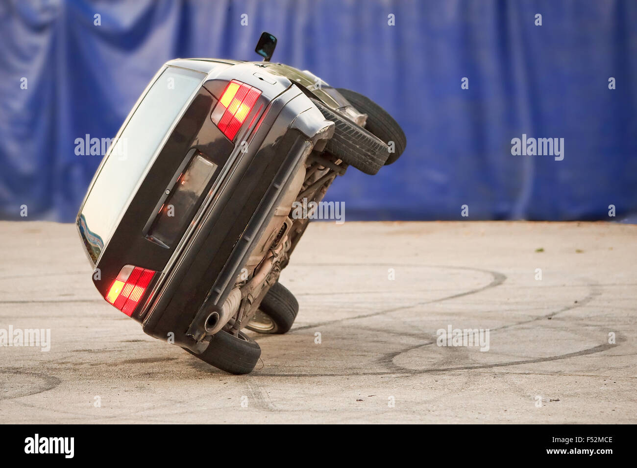 Auto eseguito su due ruote suggerendo pericolo Stunt Demo Foto Stock