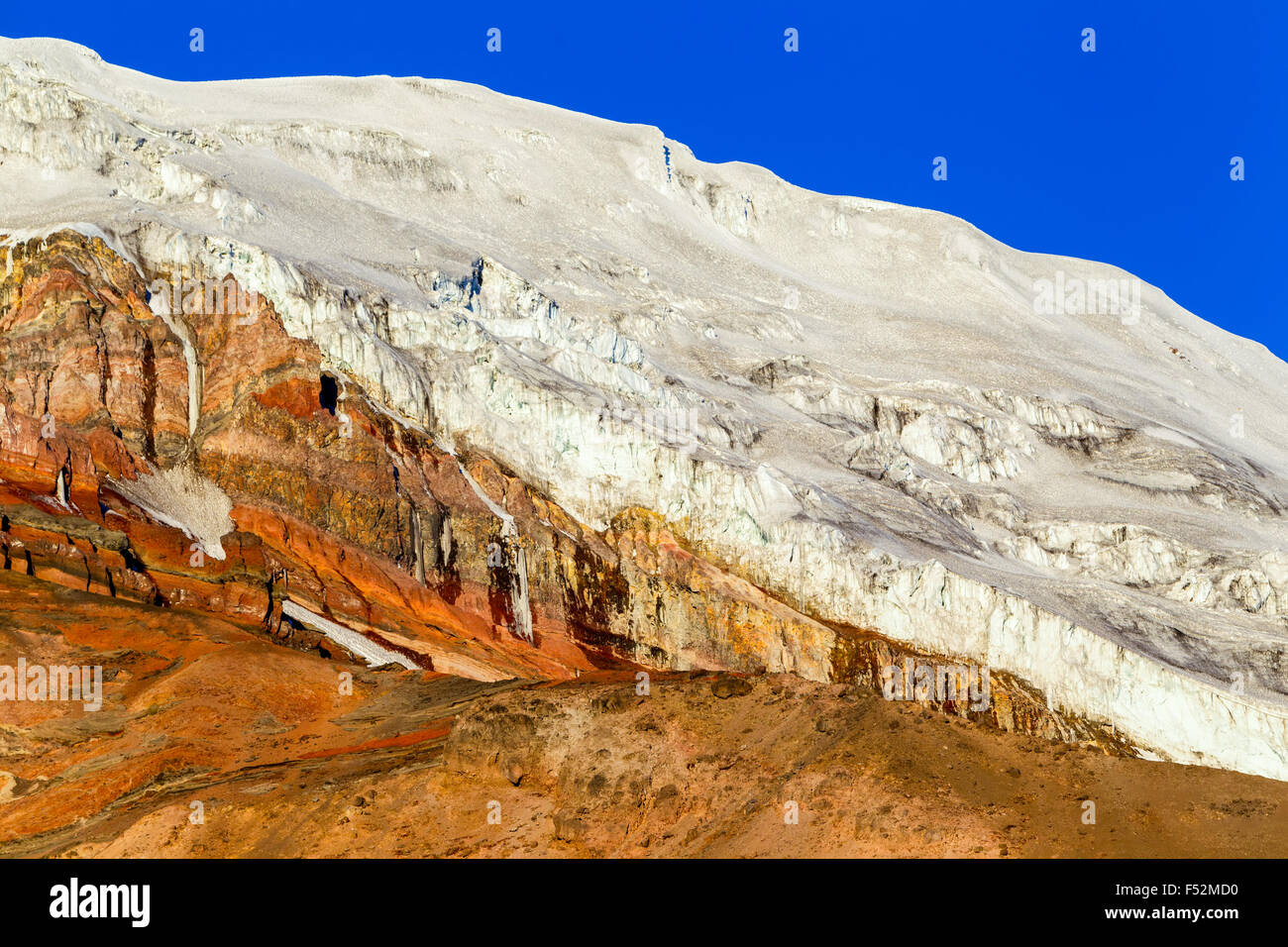 Chimborazo ghiacciaio in Ecuador coperti dalle ceneri della popolazione locale utilizzare questo ghiaccio per gelati e bevande Foto Stock