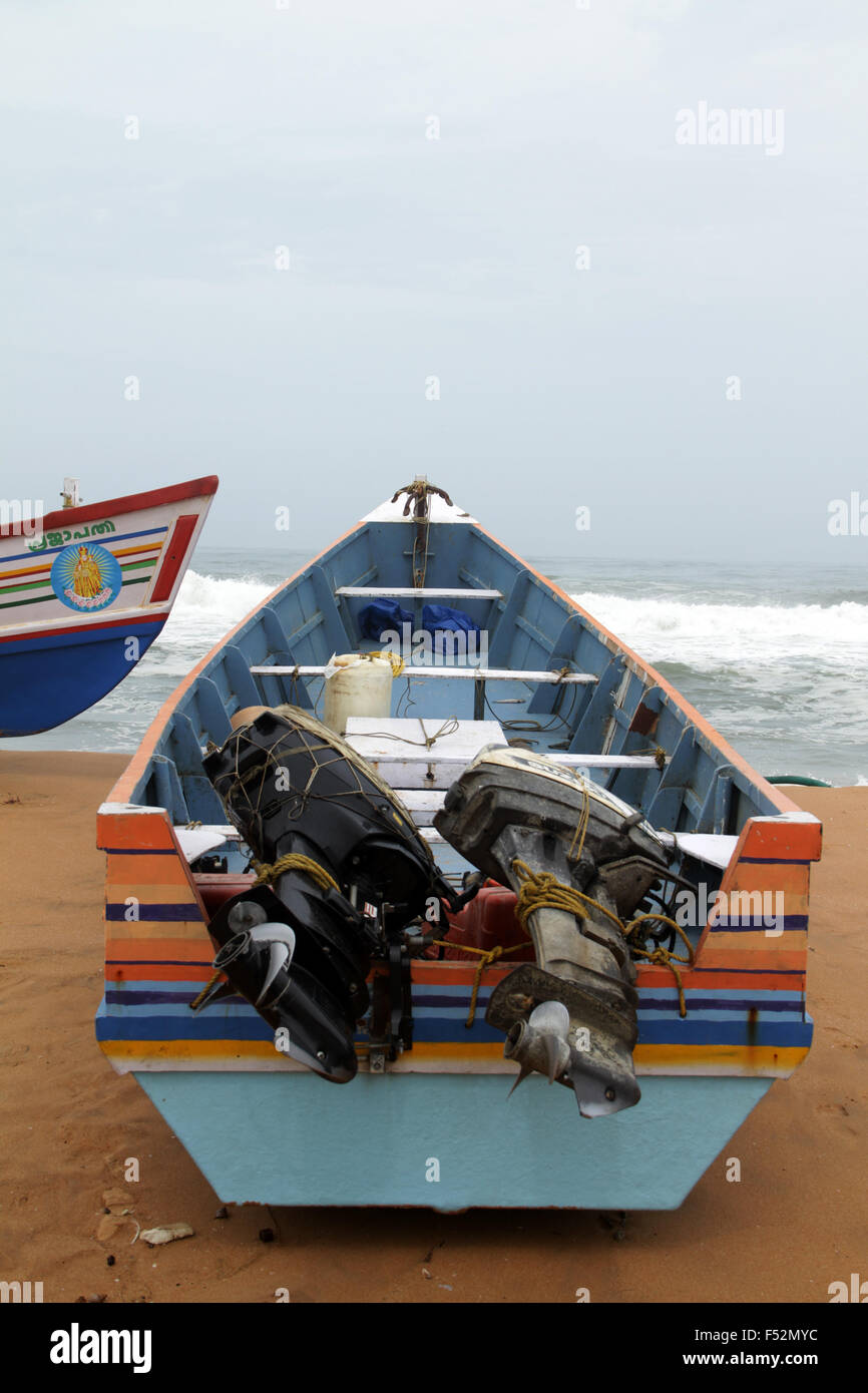 Barca da pesca con 2 motori Foto stock - Alamy