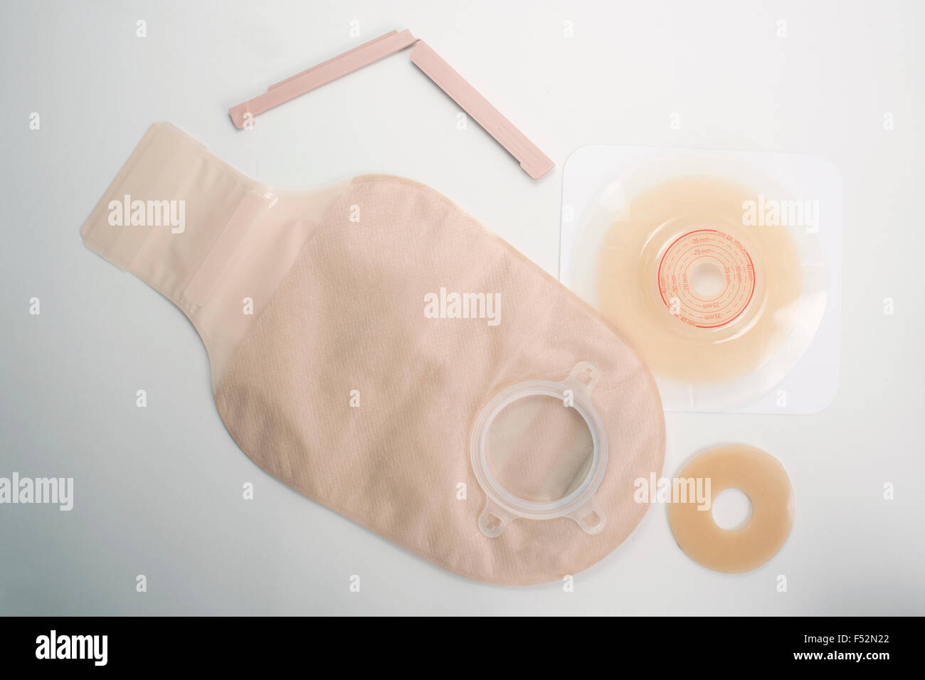 Materiali di consumo per stomia, borsa per gli accessori e il disco con le  forbici per colostomia Foto stock - Alamy