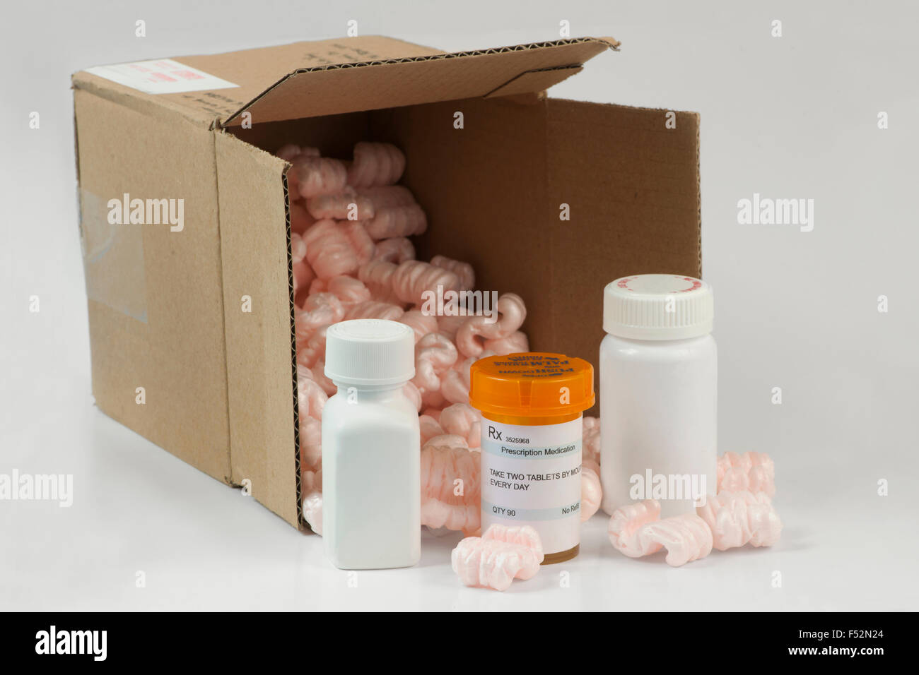 Ordine di posta prescrizioni con scatola e noccioline di polistirolo. Foto Stock