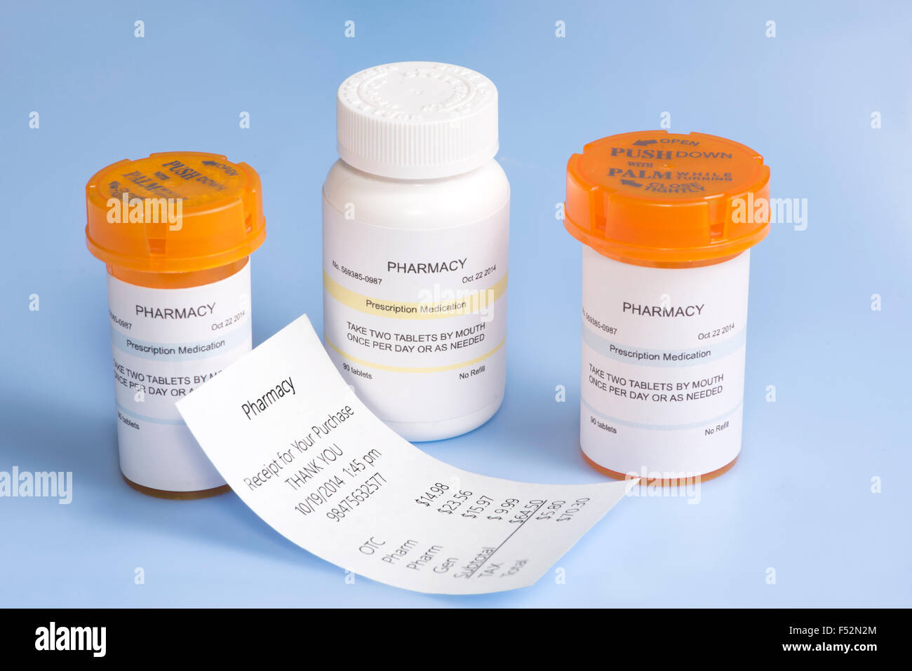 Farmacia ricevuta con le prescrizione di bottiglie sul blu. Foto Stock