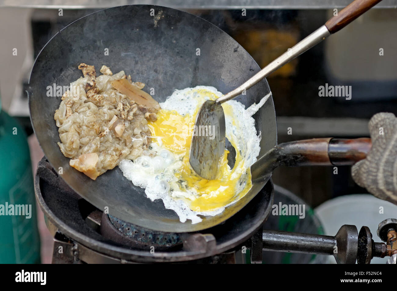 Chef di cucina pollo arrosto a base di noodle o fritto a base di noodle pollo in padella Foto Stock