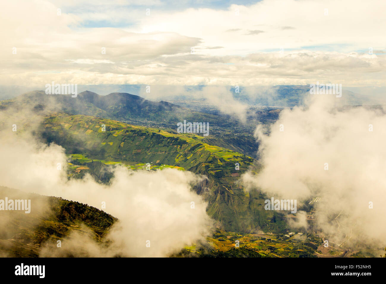Provincia di Tungurahua in Ecuador vista dalla cima del vulcano in un giorno nuvoloso Foto Stock