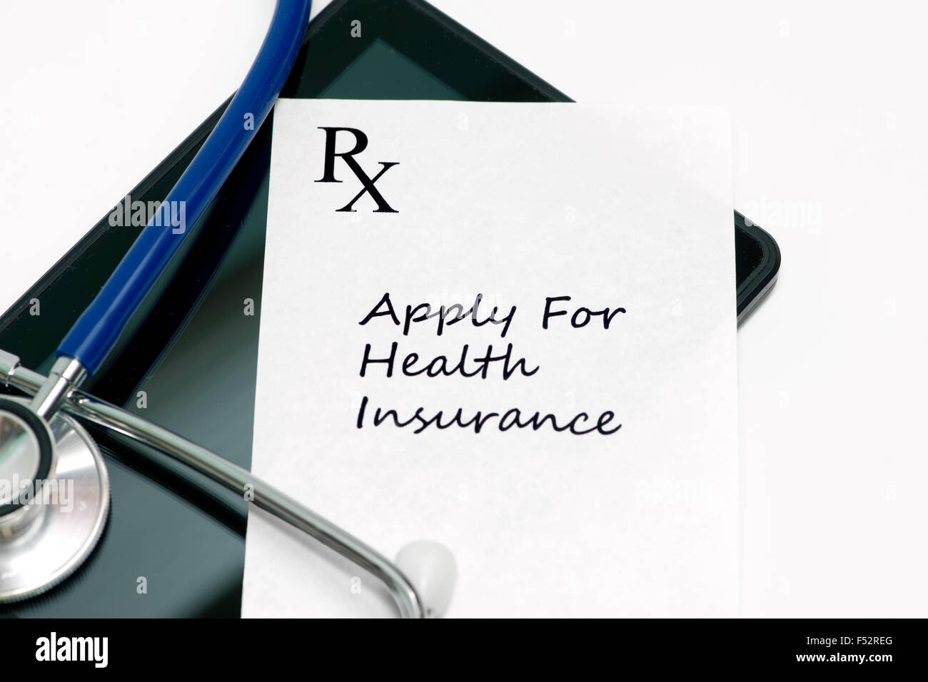 Prescrizione da applicare per l'assicurazione sanitaria con i personal computer tablet e stetoscopio. Foto Stock