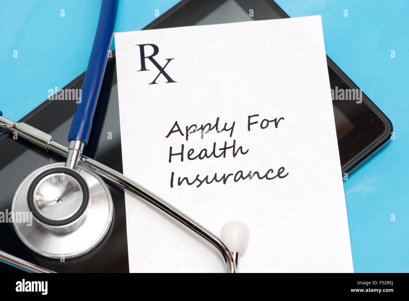 Prescrizione da applicare per l'assicurazione sanitaria con i personal computer tablet e stetoscopio. Foto Stock