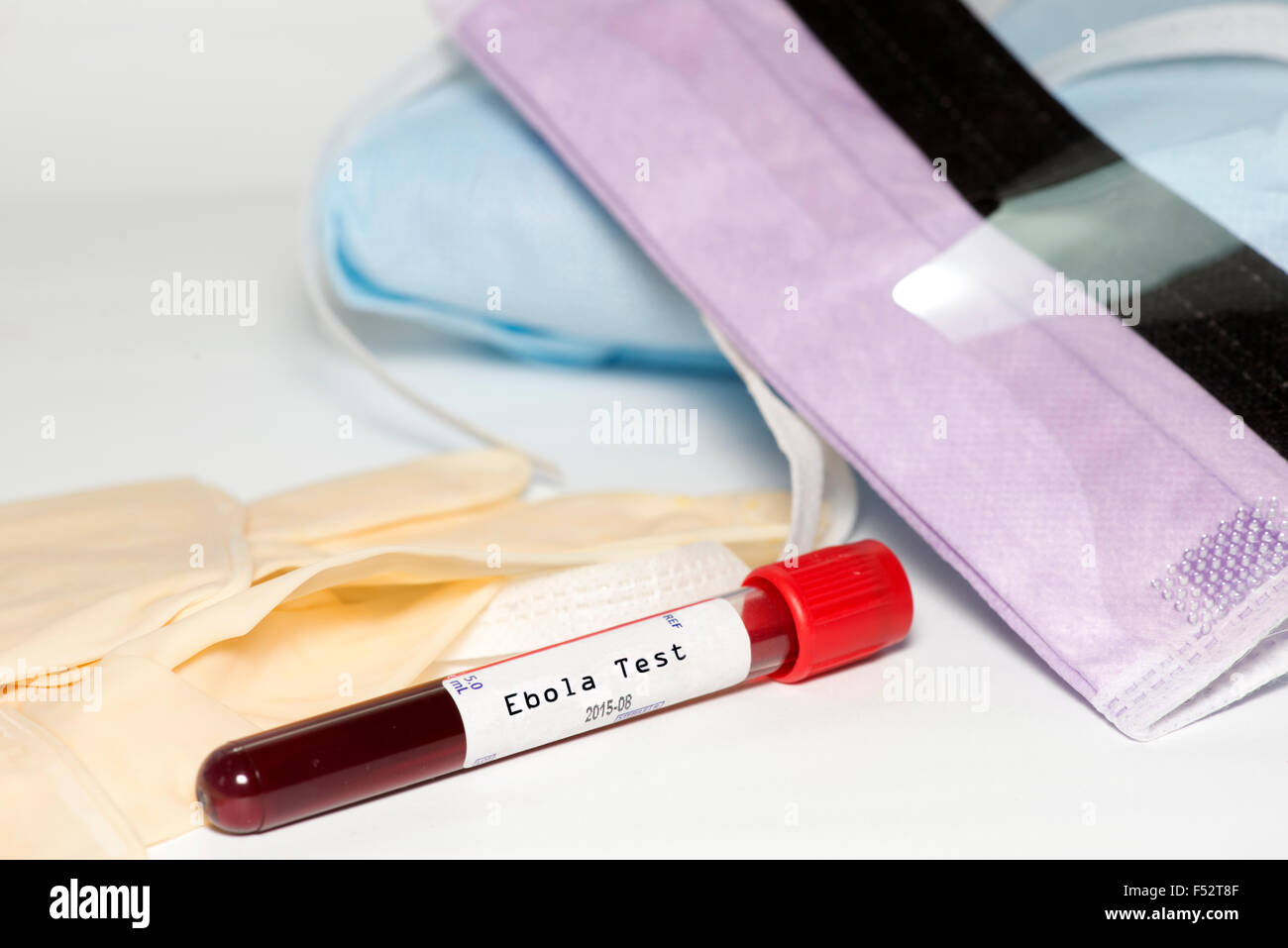 Provetta per la raccolta di sangue con il virus di Ebola etichetta di prova e di equipaggiamento di protezione personale. Foto Stock