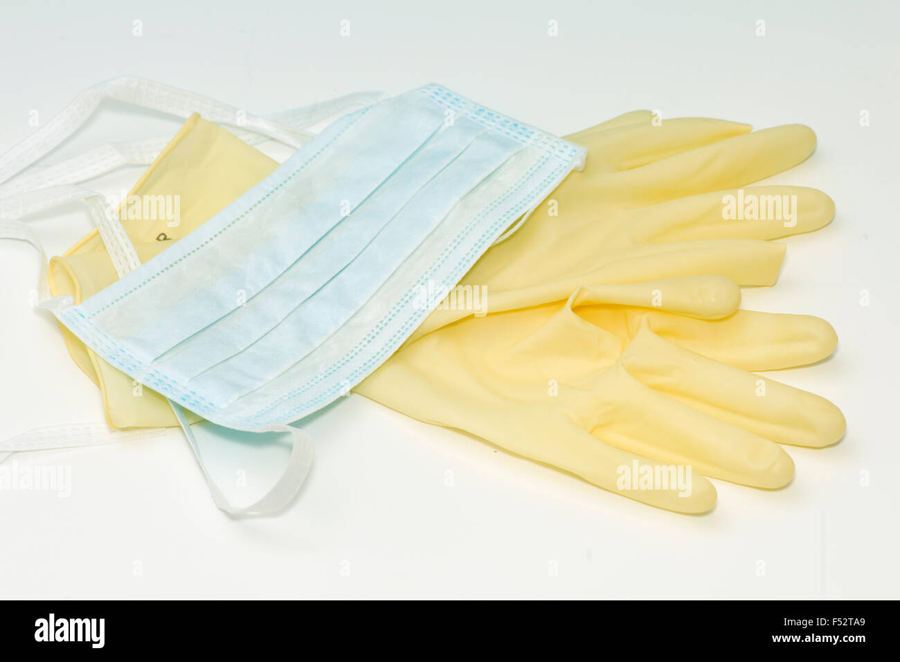 Maschera e guanti per la prevenzione della trasmissione di malattie. Foto Stock