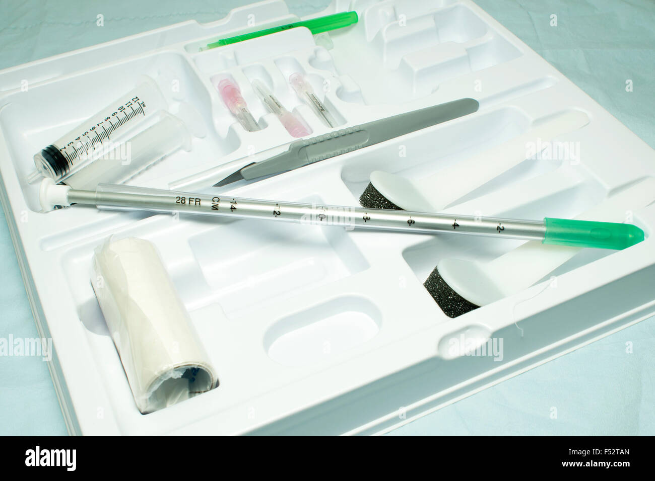 Il trequarti chirurgico catetere kit utilizzato in procedure thoracostomy. Foto Stock