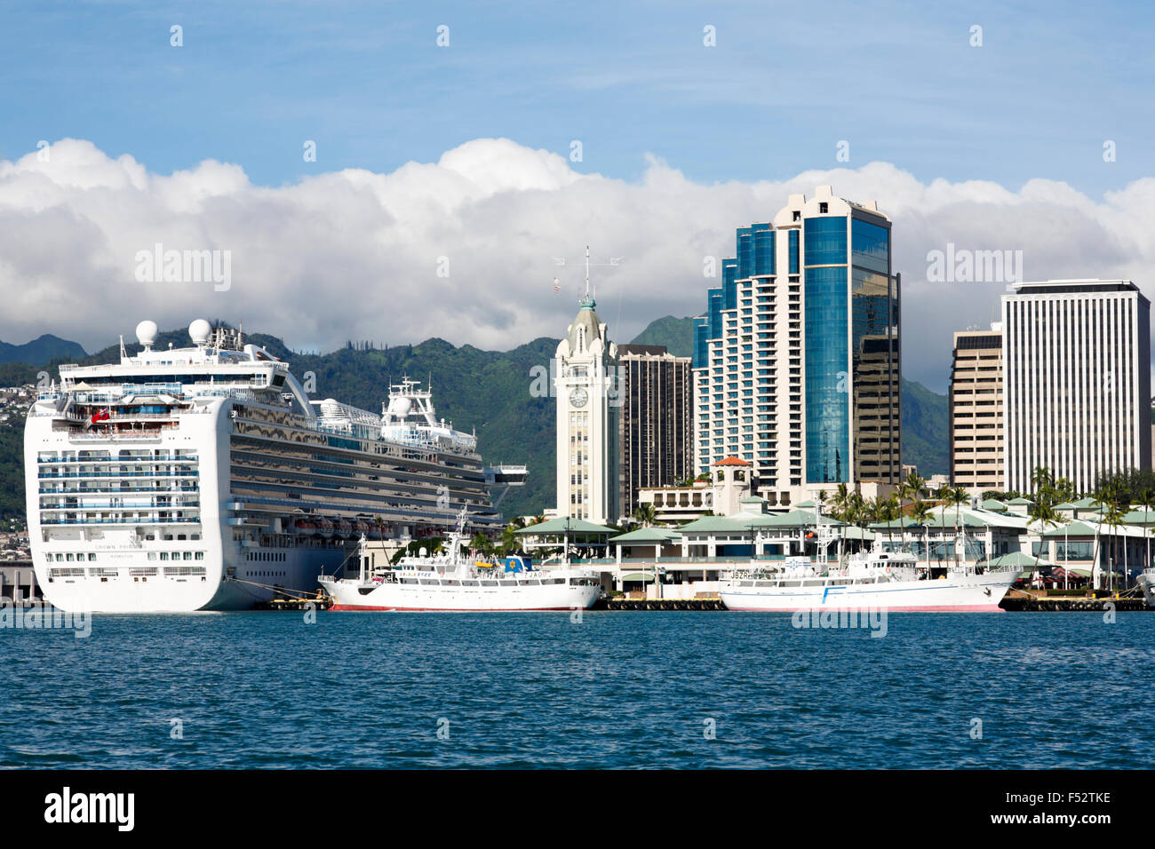Honolulu, Hawaii. 23 Ott, 2015. Aloha Tower Marketplace assortita con navi ancorate nel centro cittadino di Honolulu e Oahu, Hawaii. Foto Stock
