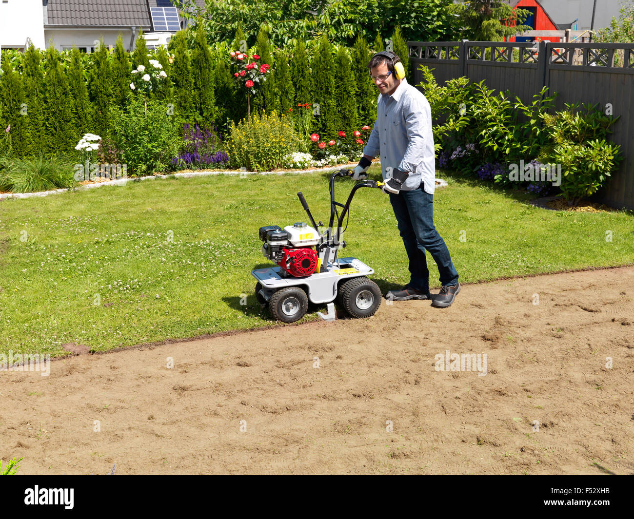 Turf, laici, giardino, uomo, sod cutter, prato Foto Stock