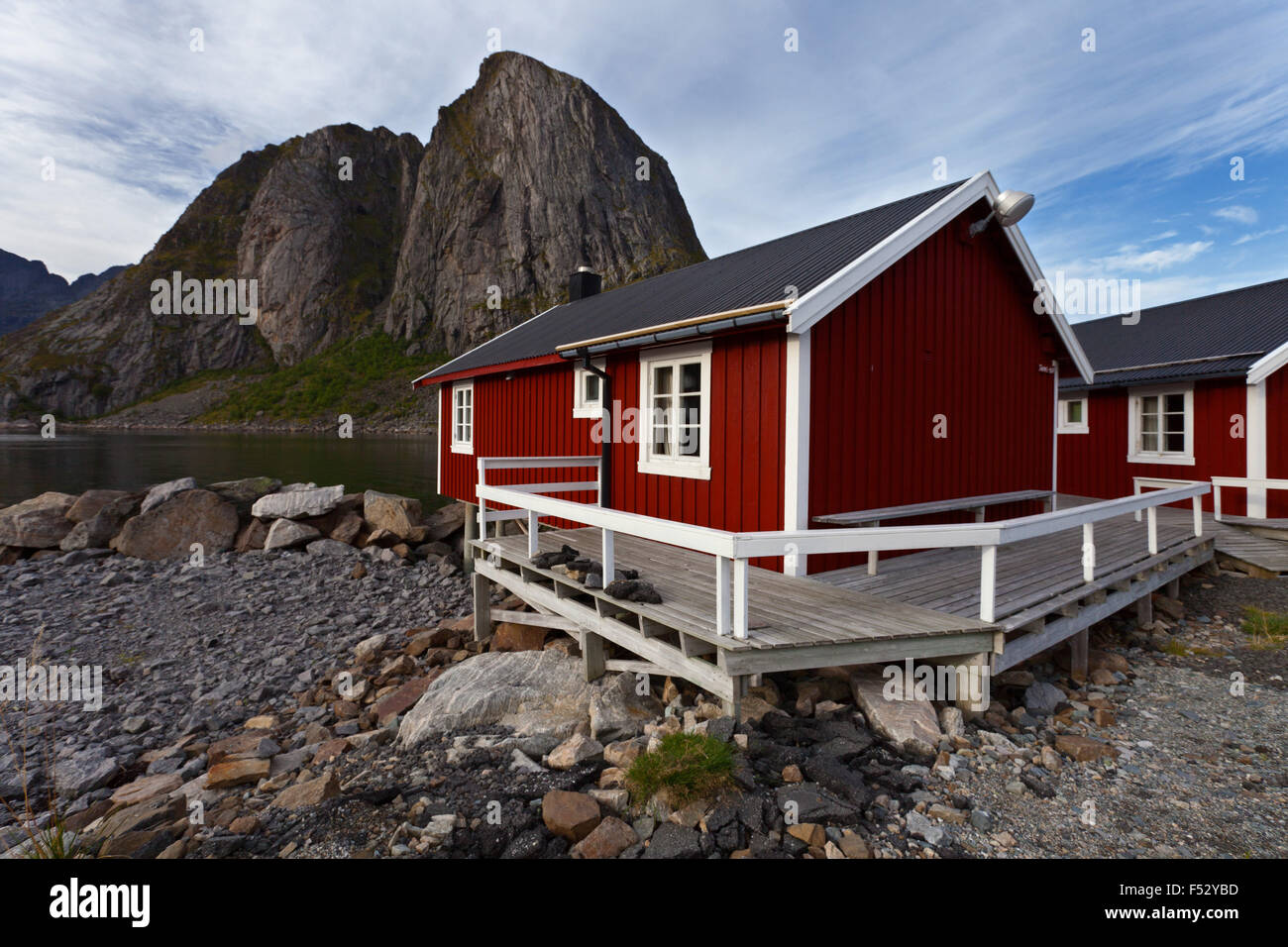 Capanna, Rorbuer, fiordo, Festhelltinden, Lofoten, Norvegia Foto Stock