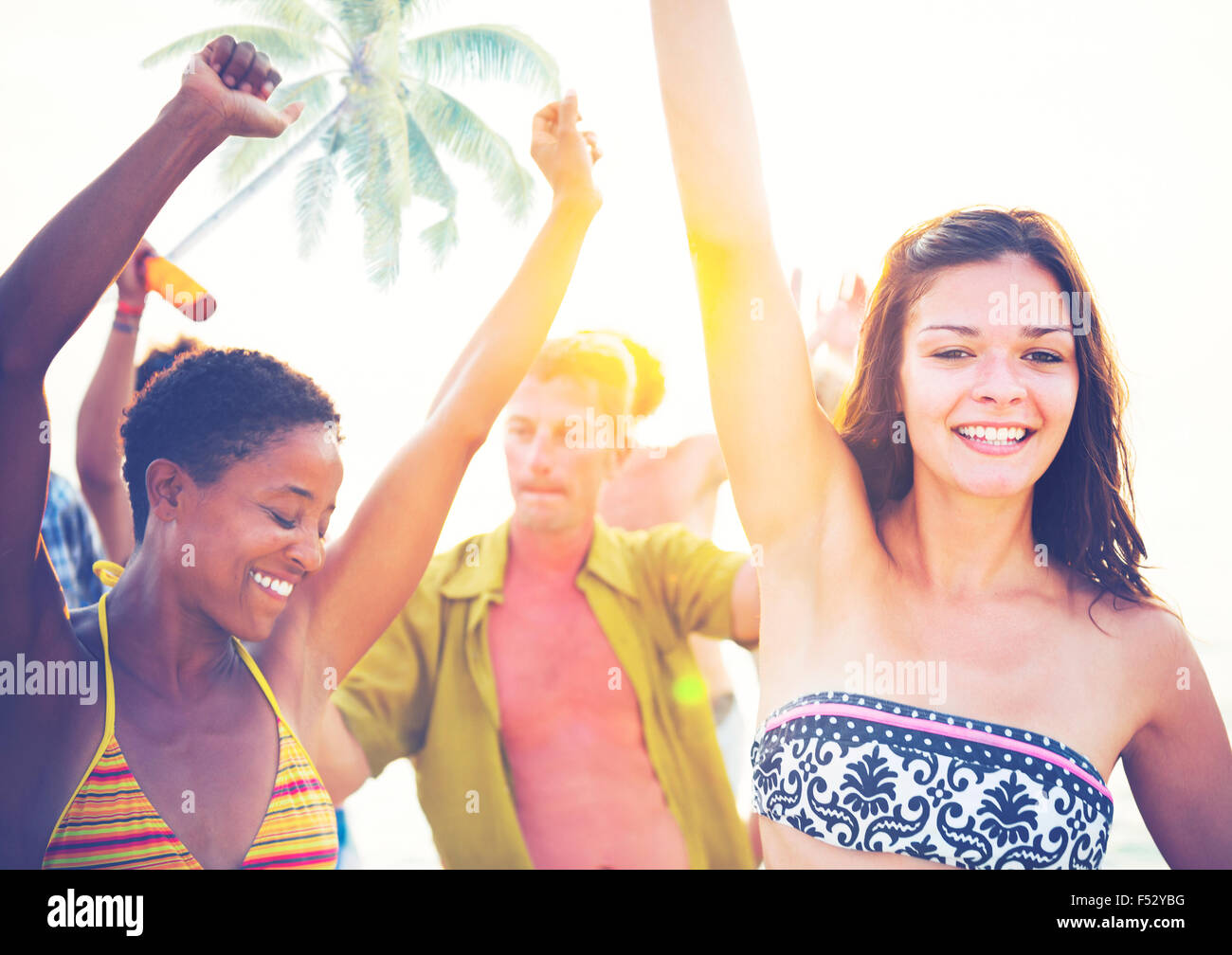 Gruppo di persone che partying Tropical Beach Estate concetto potabile Foto Stock