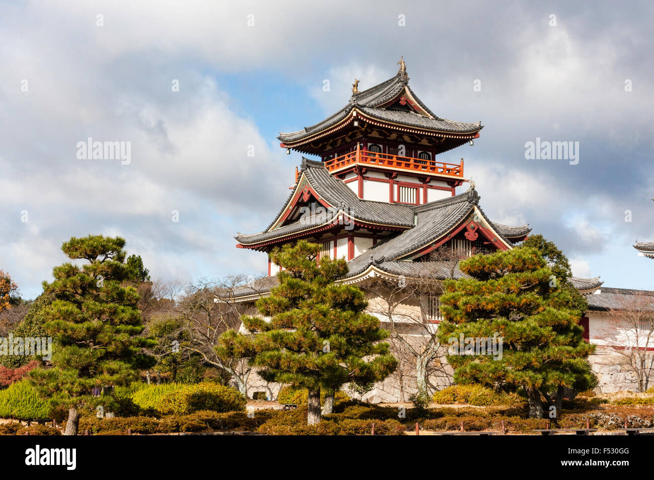 Giappone, Kyoto Fushimi castello, noto anche come castello di Momoyama. Costruito come un castello parco divertimento nel 1964. Castello yagura, torretta con alberi di giapponese. Foto Stock