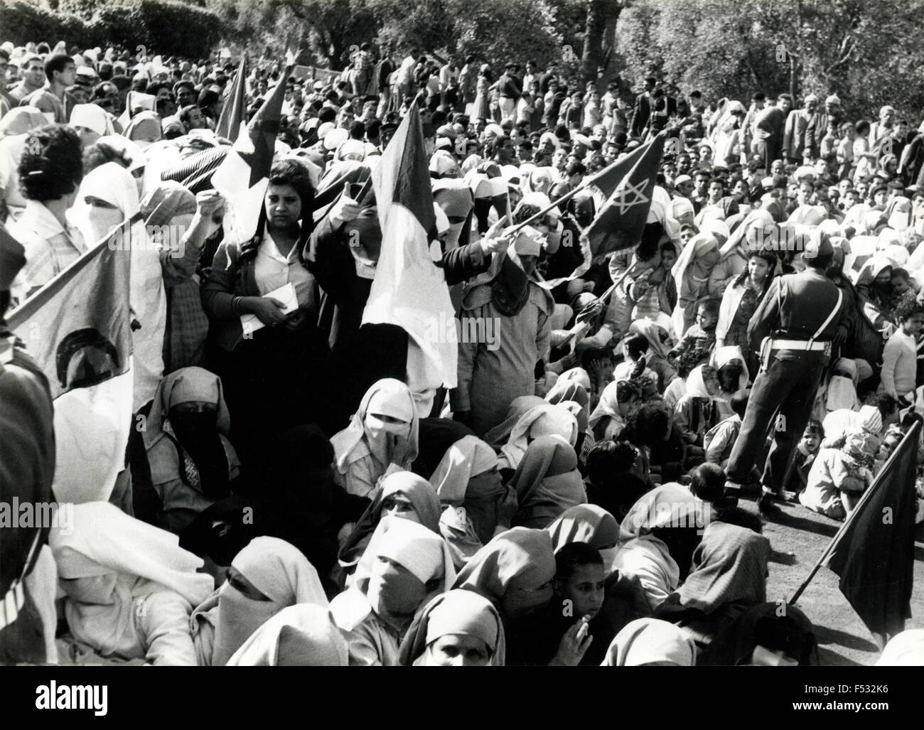 La folla acclamava il re Hassan II per la commemorazione della guerra di Algeria , Fez, in Marocco Foto Stock