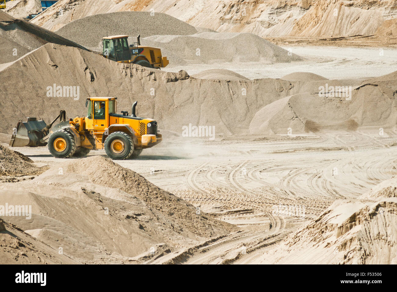 Escavatore giallo a fossa di ghiaia Foto Stock