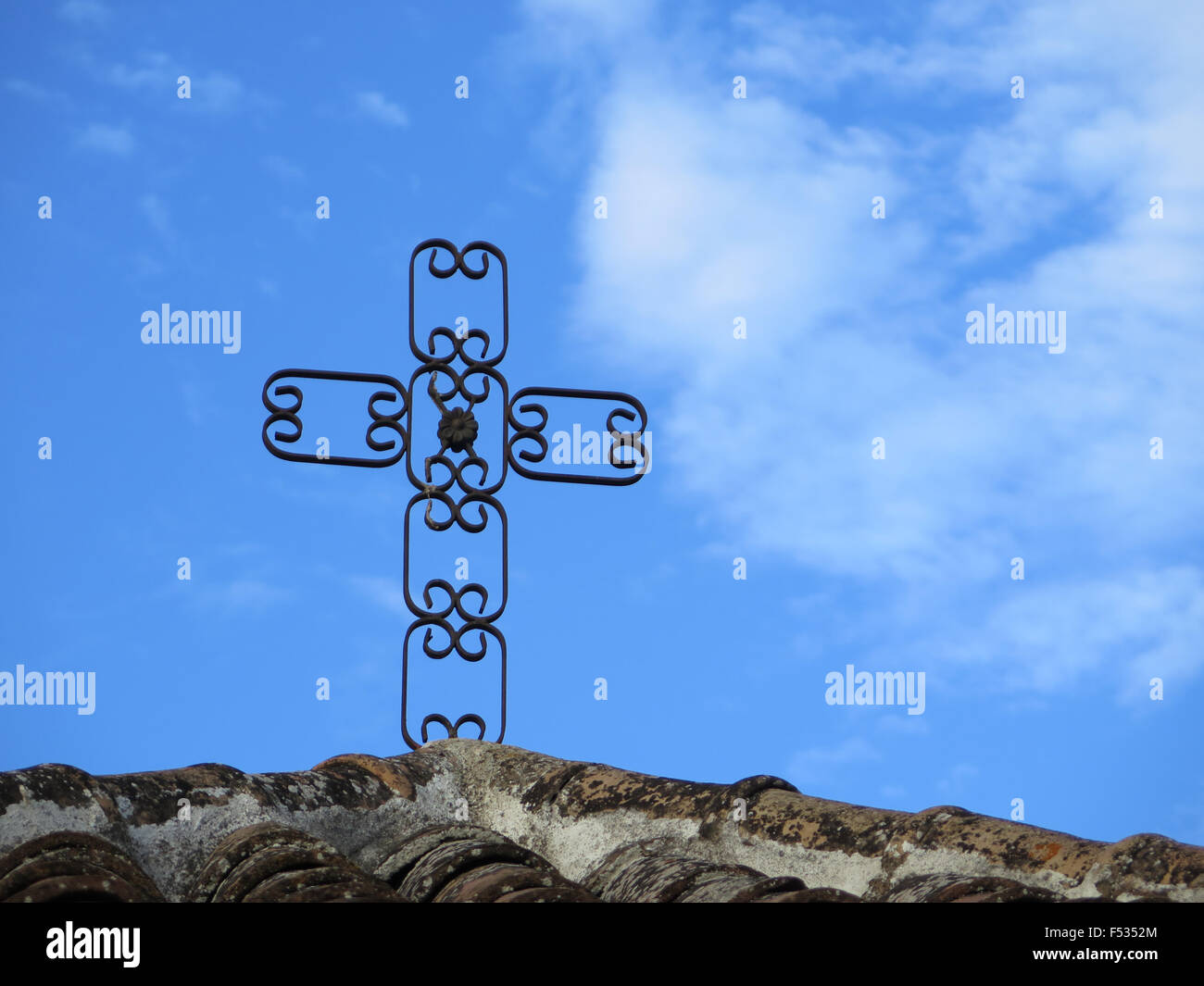 Croce di umiltà sulla sommità del santuario a Alora, Andalusia Foto Stock