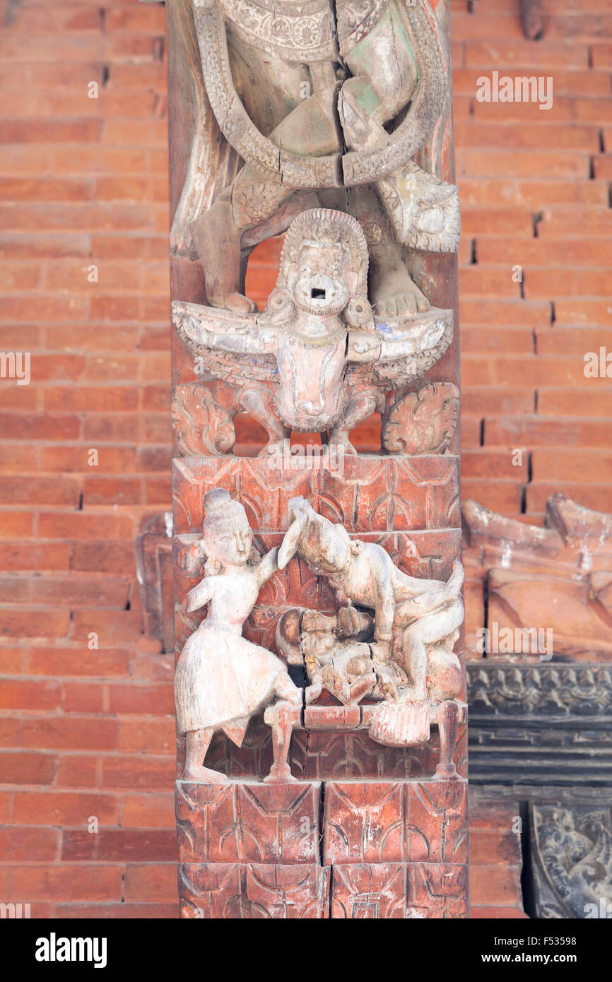 Erotic figure scolpite in legno sul tempio Jagannarayan, Durbar Square, Patan Nepal Foto Stock