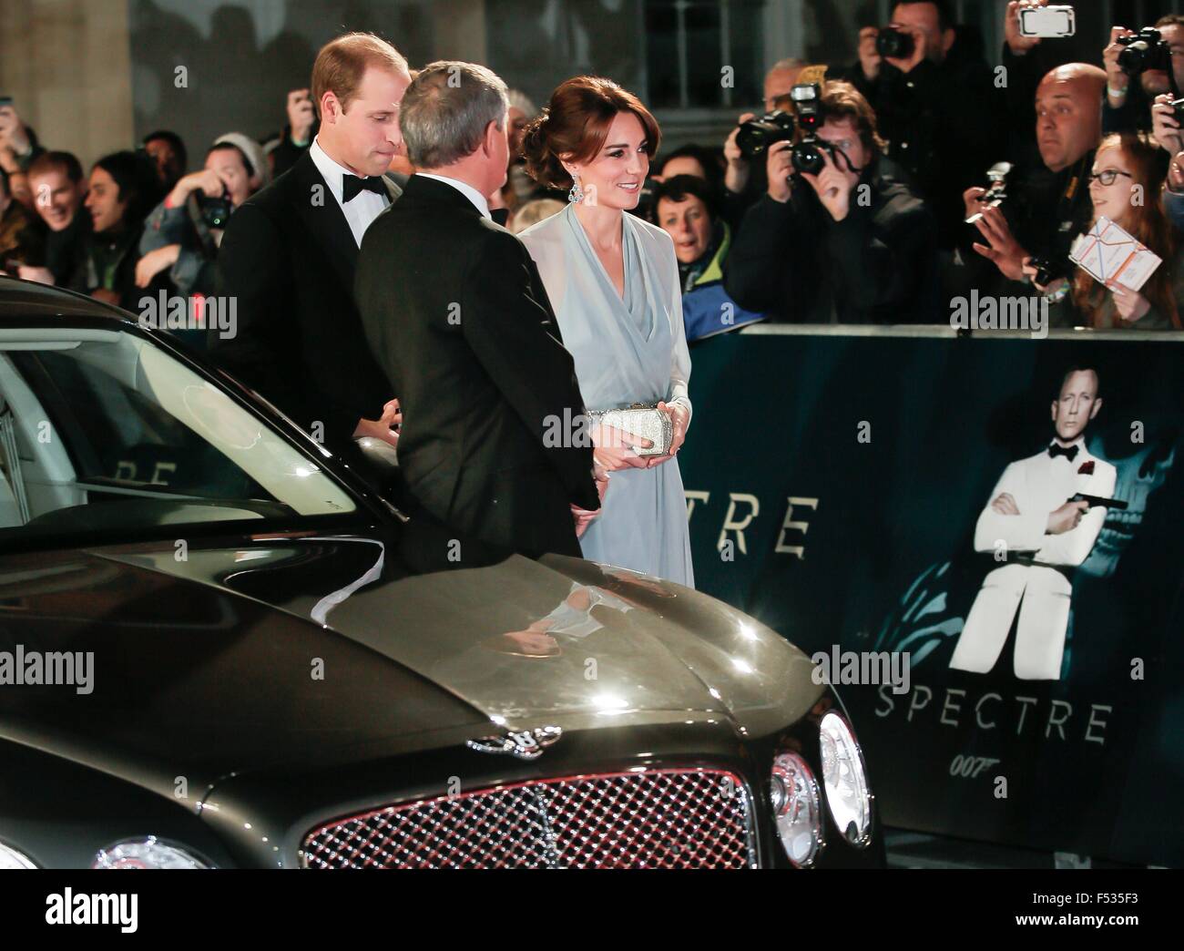 Londra, Gran Bretagna. 26 ott 2015. British Prince William, duca di Cambridge (L) e Catherine, duchessa di Cambridge arrivano a frequentare la premiere mondiale del nuovo film di James Bond film 'pectre' alla Royal Albert Hall di Londra, Gran Bretagna, 26 ottobre 2015. Lo spettro è il ventiquattresimo ufficiale di film di James Bond e viene rilasciato nel Regno Unito il 26 ottobre. Foto: Hubert Boesl/dpa - nessun filo SERVICE -/dpa/Alamy Live News Foto Stock