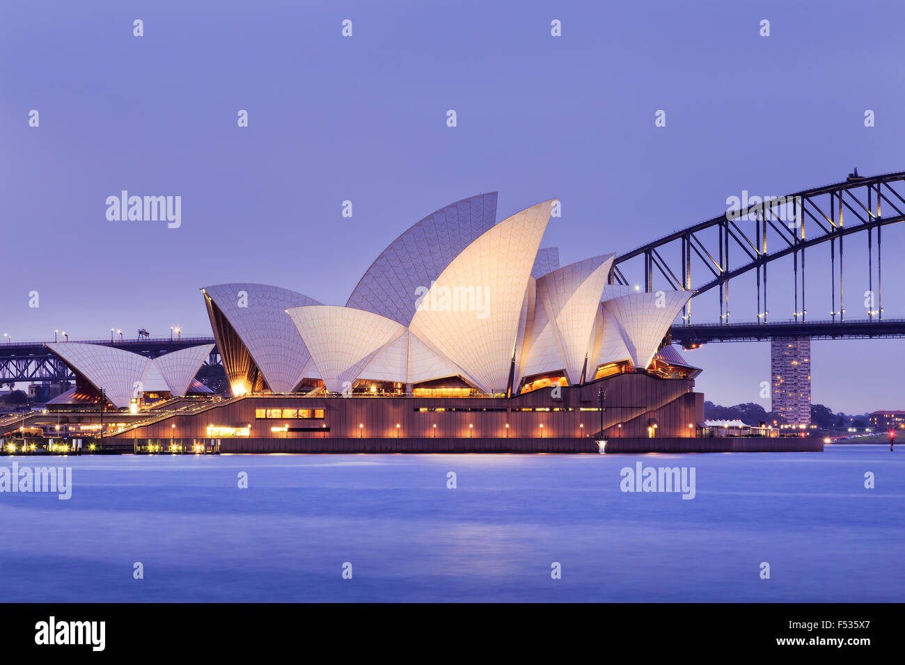 SYDNEY, Australia, 10 luglio 2015 - Sydney Opera House e il Ponte del Porto di Sydney al tramonto. Iconica e mondo famoso punto di riferimento Foto Stock