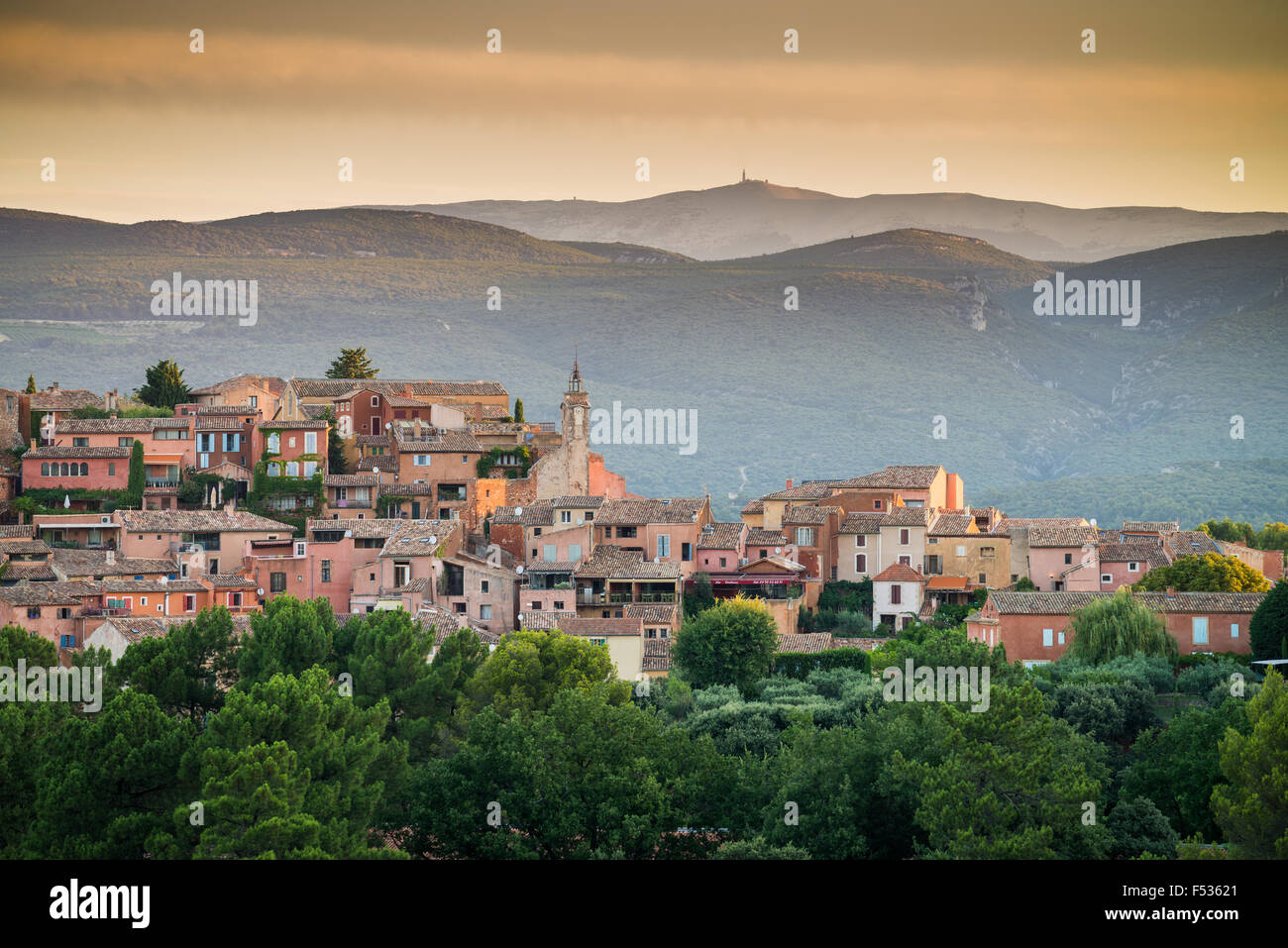 Villaggio di Roussillon, Luberon, Vaucluse Provence, Francia Foto Stock
