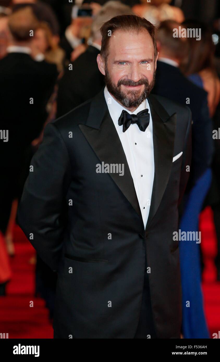 Londra, Gran Bretagna. 26 ott 2015. Attore britannico/membro del cast Ralph Fiennes assiste la premiere mondiale del nuovo film di James Bond film 'pectre' alla Royal Albert Hall di Londra, Gran Bretagna, 26 ottobre 2015. Lo spettro è il ventiquattresimo ufficiale di film di James Bond e viene rilasciato nel Regno Unito il 26 ottobre. Foto: Hubert Boesl/dpa - nessun filo SERVICE -/dpa/Alamy Live News Foto Stock