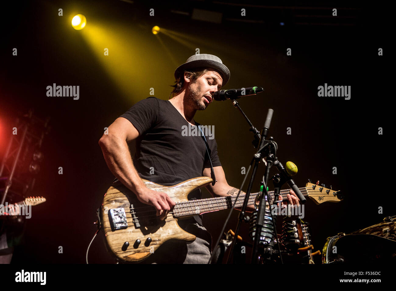 Milano, Italia. 26 ott 2015. A piedi fuori terra si esibisce dal vivo a fabrique in milano, Italia, il 26 ottobre 2015 credit: mairo cinquetti/alamy live news Foto Stock