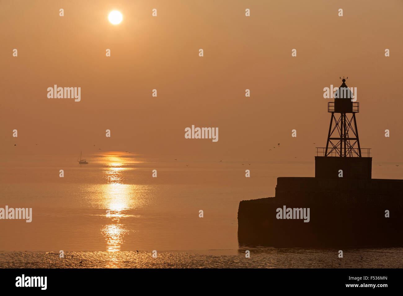 Sunrise, mole fuoco sulla mole di ex terzo ingresso della porta in Wilhelmshaven, Bassa Sassonia, Germania, Europa Foto Stock