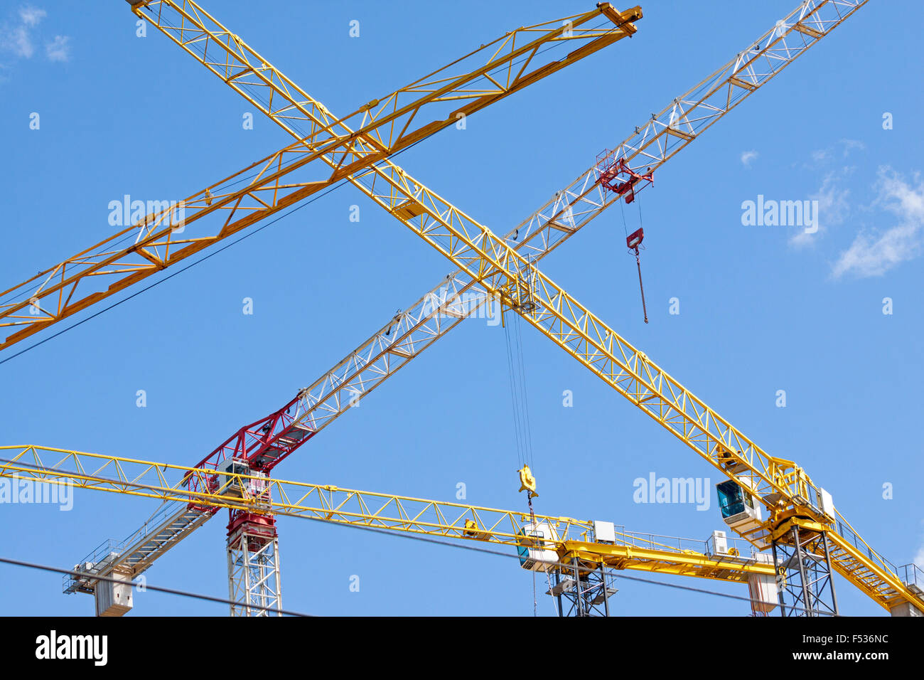 Industrial Gru edili oltre il cielo blu chiaro Foto Stock