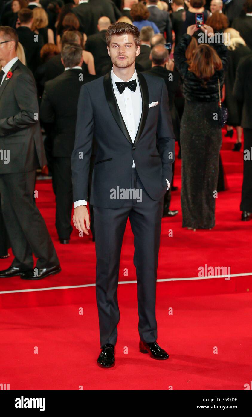 Londra, Gran Bretagna. 26 ott 2015. British YouTube blogger Jim Chapman assiste la premiere mondiale del nuovo film di James Bond film 'pectre' alla Royal Albert Hall di Londra, Gran Bretagna, 26 ottobre 2015. Lo spettro è il ventiquattresimo ufficiale di film di James Bond e viene rilasciato nel Regno Unito il 26 ottobre. Foto: Hubert Boesl/dpa - nessun filo SERVICE -/dpa/Alamy Live News Foto Stock
