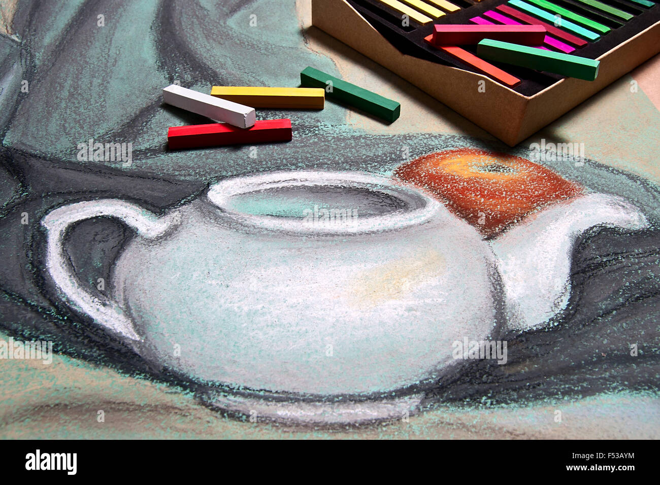 Artista chalk pastelli e originale disegno a pastello di vita ancora sullo sfondo. Foto Stock
