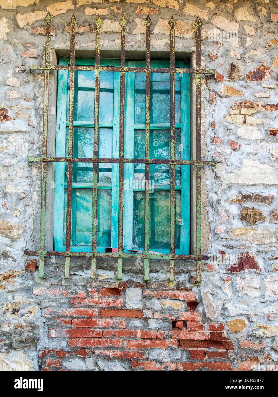 L'Europa, Italia, Toscana. Finestra di turchese su edificio in mattoni. Foto Stock