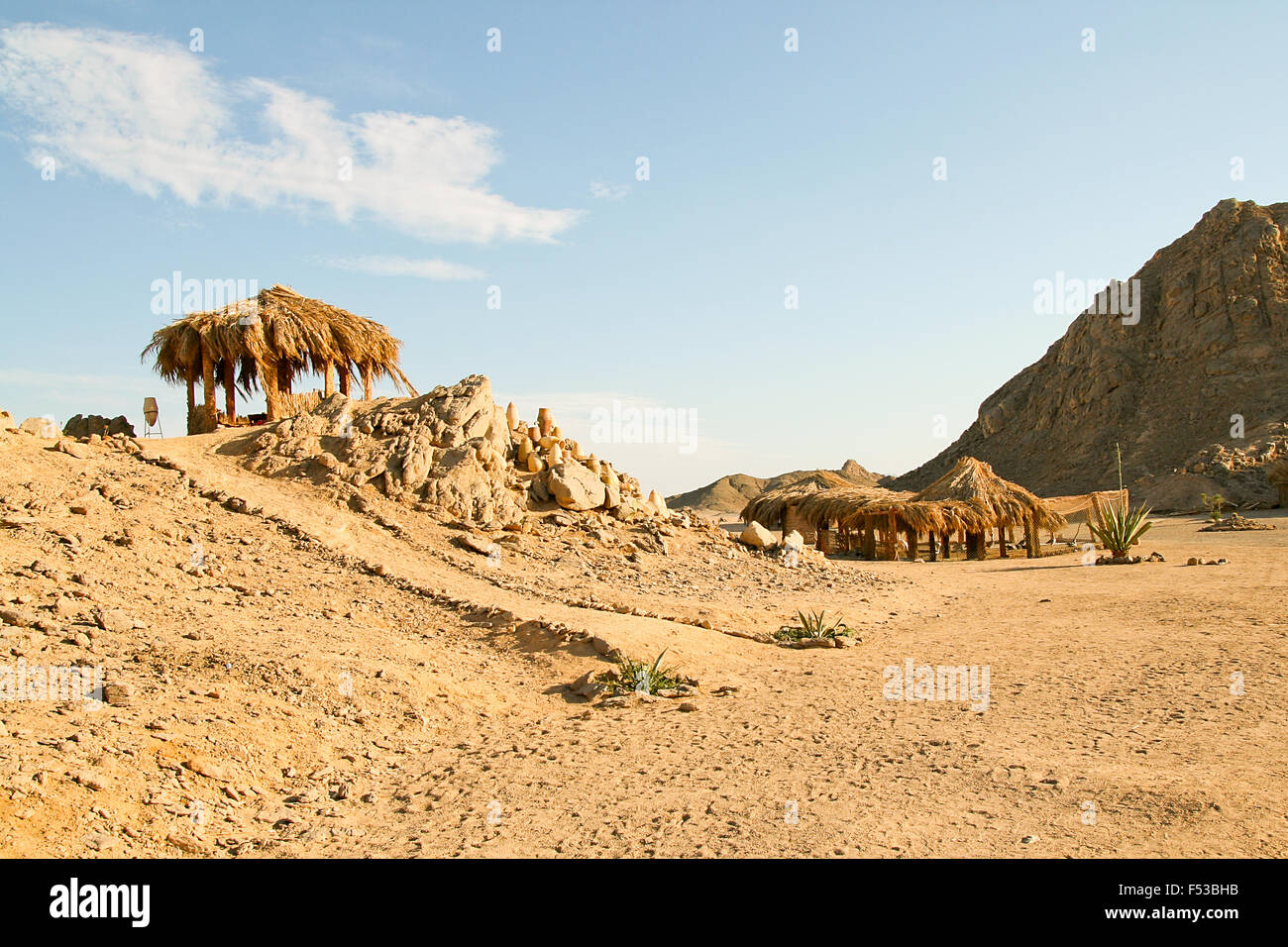 Tradizionale rurale africana di reed e capanna di paglia e il paesaggio delle montagne sullo sfondo. Foto Stock