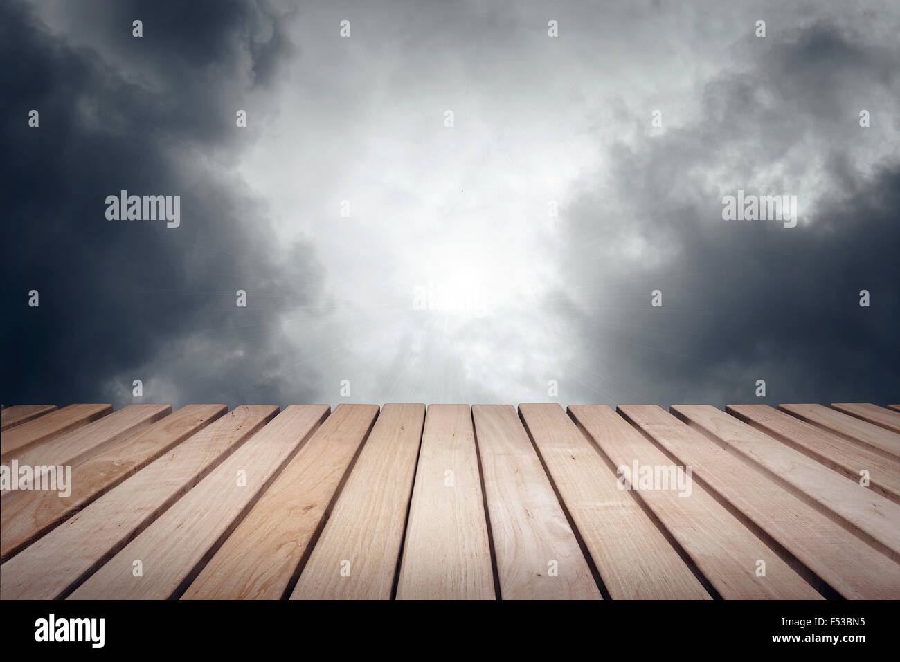 Piattaforma di legno e sky. Foto Stock