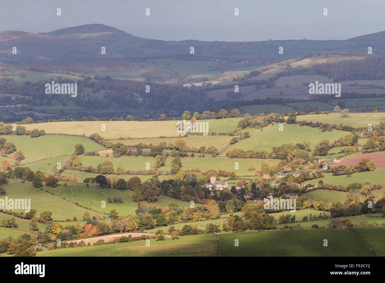 In Shropshire campagna e il piccolo villaggio di Clee St Margaret adagiata nella valle, Shropshire, Inghilterra, Regno Unito Foto Stock